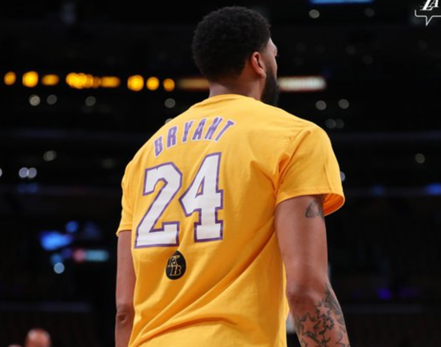 争议裁判再现！德尔塞罗担任巴萨-奥萨苏纳VAR裁判，巴萨球迷坐不住了（德尔塞罗将执掌巴萨vs奥萨苏纳VAR，争议再起引发巴萨球迷不满）