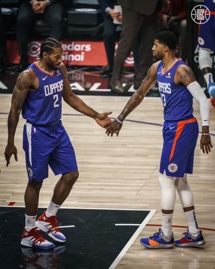 铭记，利物浦在新赛季的名单里仍然保留了若塔（别忘了：利物浦新赛季名单仍有若塔在列）