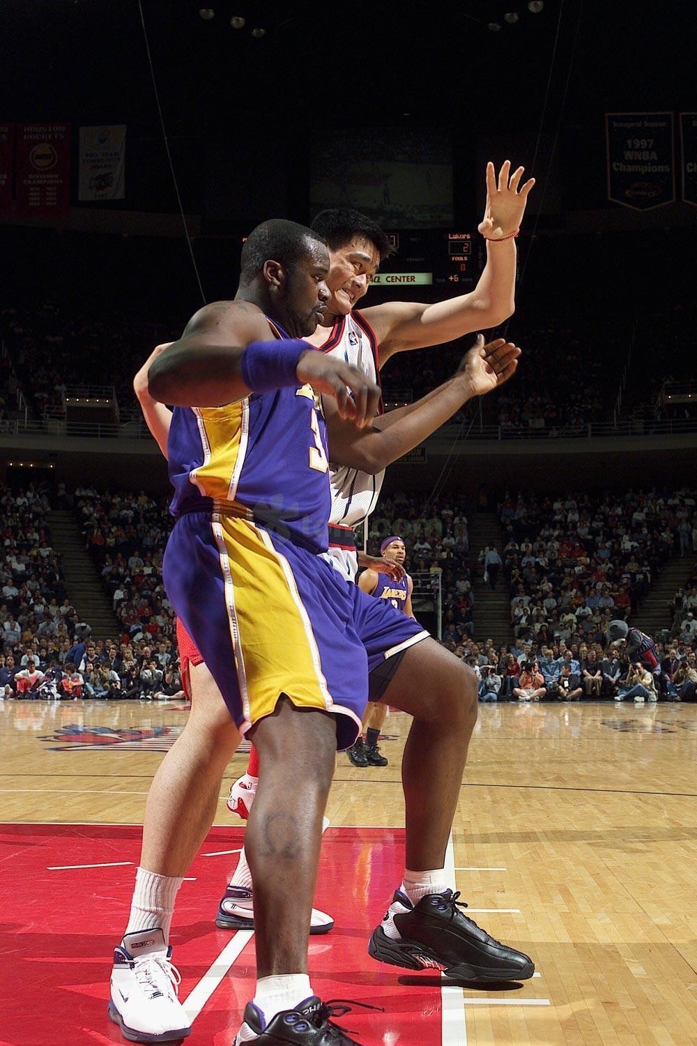 高颜值一家人！排球世界冠军晒全家福，两儿一女粉雕玉琢漂亮可爱（排球世界冠军晒全家福：一家颜值在线，两儿一女精致可爱）