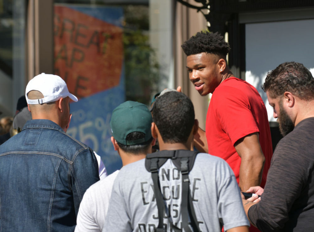 小法：梅西第一次训练就把我晃倒了；现在的球员有点被宠坏了（法布雷加斯回忆：梅西首次训练就把我过倒；感叹如今球员有些被娇惯）